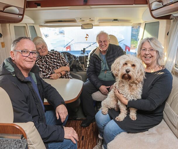 Genießen die Campingtour auch an kalten Wintertagen: Britta Schneider-Alfering mit Hund Otto und Gerold Alfering sowie ihre Freunde Ursula und Ernst (von rechts) machen Station auf der Ludwigsburger Bärenwiese.