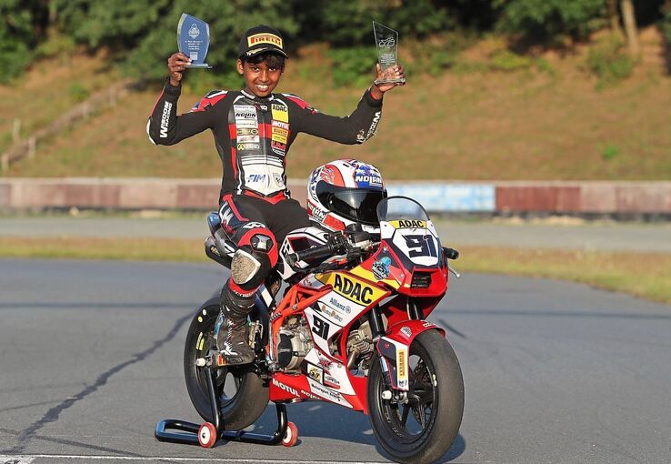 Jaden Immanuel aus Affalterbach streckt zwei Pokale in die Luft.