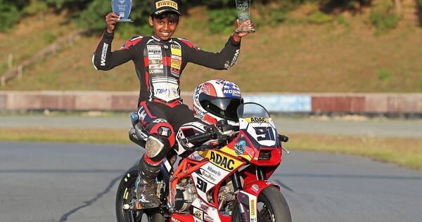 Jaden Immanuel aus Affalterbach streckt zwei Pokale in die Luft.