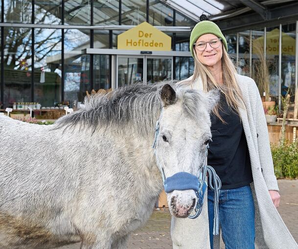 Anja Müller arbeitet auf dem Sonnenhof in Remseck und war gemeinsam mit Pony Elma Komparsin für eine Folge der ZDF-Serie „Soko Stuttgart“.
