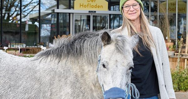 Anja Müller arbeitet auf dem Sonnenhof in Remseck und war gemeinsam mit Pony Elma Komparsin für eine Folge der ZDF-Serie „Soko Stuttgart“.