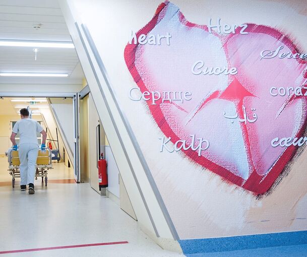 Blick in eine Herzchirurgie: Laut der AOK waren zuletzt deutlich weniger Versicherte im Kreis Ludwigsburg von der koronaren Herzkrankheit betroffen.