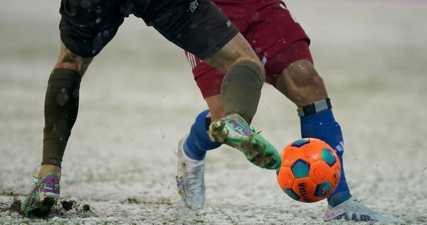 Fußballspielen im Schnee