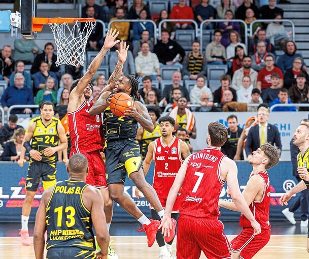 Topscorer unter sich: Ludwigsburgs Tray Buchanan (rechts) zieht gegen Demarcus Demonia zum Korb.