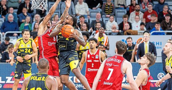 Topscorer unter sich: Ludwigsburgs Tray Buchanan (rechts) zieht gegen Demarcus Demonia zum Korb.