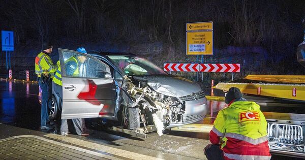 Auto-berschl-gt-sich-bei-Unfall-auf-der-Landesstra-e-1144-bei-Remseck