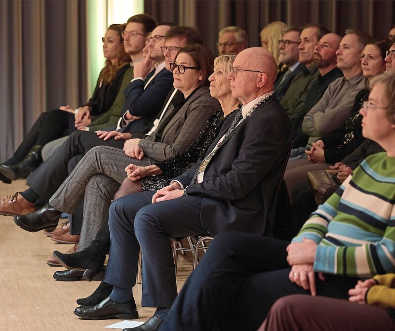 Zahlreiche Besucher treffen sich zum Neujahrsempfang.