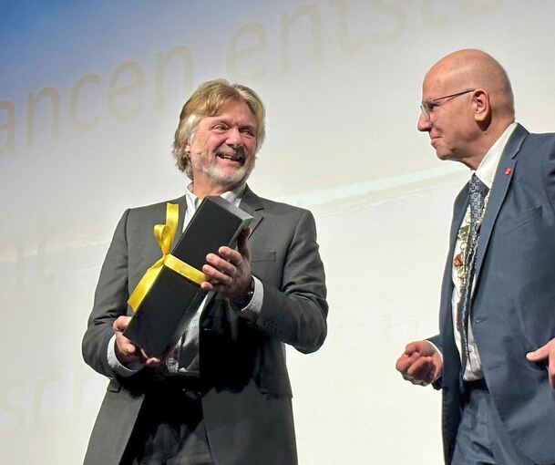 Arved Fuchs (links) mit Bürgermeister Martin Bernhard beim Neujahrsempfang in Tamm.