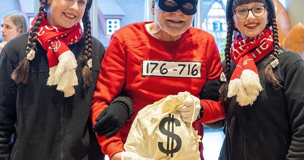 Panzerknacker Michael Makurath wird von den Narren festgesetzt.