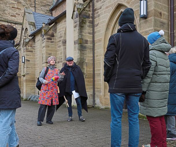 Führung an historische Orte: Meike Junginger als Angelica Brentano sowie Robert Wallner als „der Liebensteiner“.