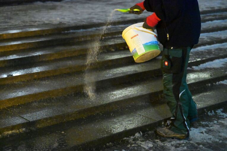 Auf Schnee folgt Eis - Gefahr auf glatten Straßen Auf Schnee folgt Eis - Gefahr auf glatten Straßen