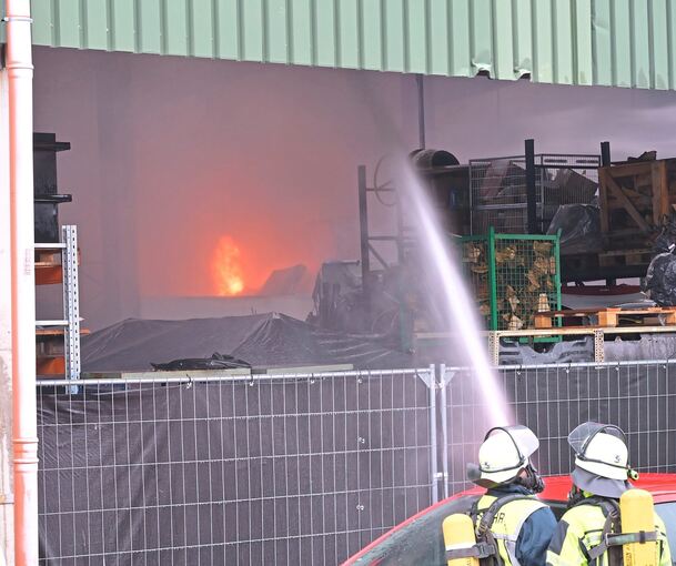 Feuerwehrleute bekämpfen am Sonntagmittag in Oberstenfeld die Flammen.