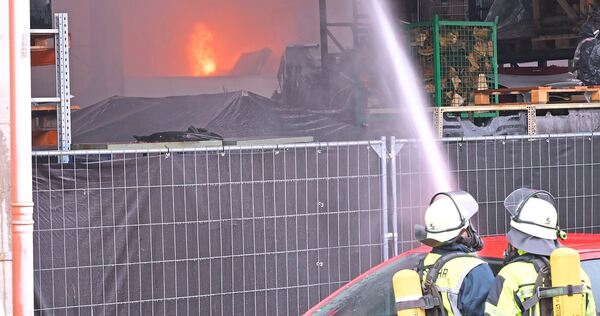 Feuerwehrleute bekämpfen am Sonntagmittag in Oberstenfeld die Flammen.