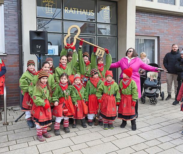 Die Mistelhexen holen sich den Schlüssel für das Rathaus. Erste Bürgermeisterin Renate Schmetz schaut machtlos zu.