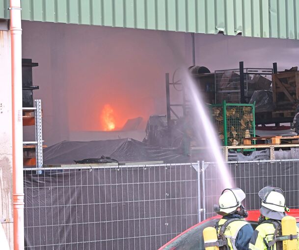 Stundenlang kämpfen Einsatzkräfte gegen die Flammen.