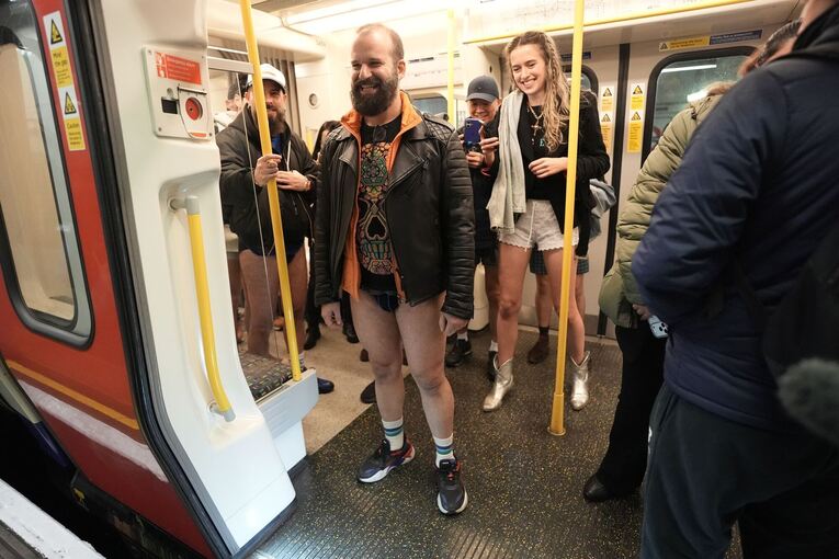 «No Trousers Tube Ride»: Ohne Hose in U-Bahnen in London