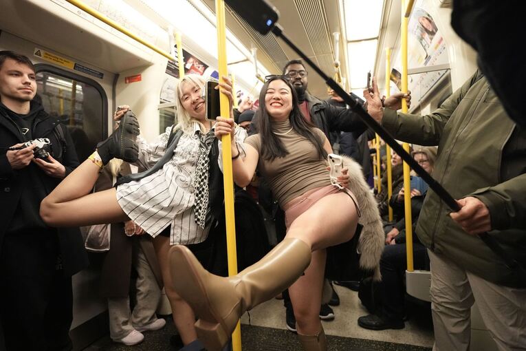 «No Trousers Tube Ride»: Ohne Hose in U-Bahnen in London
