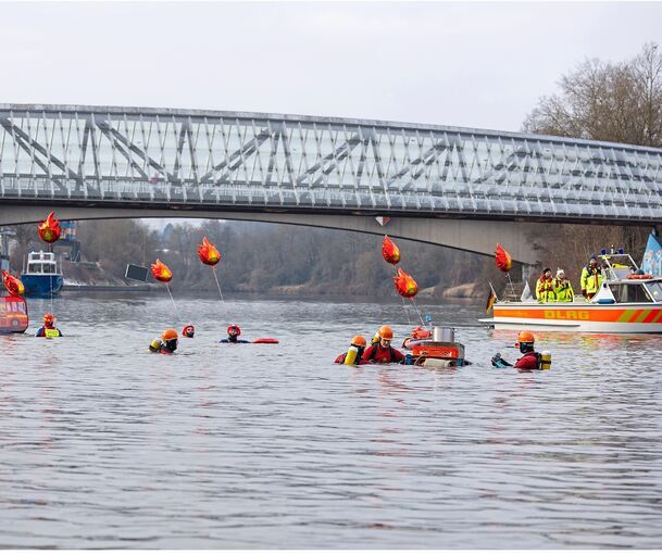 Diese Zeichen sind unverkennbar: Auch die Feuerwehr wagt sich beim Winterschwimmen in den kalten Neckar.