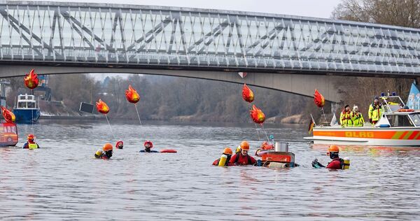 Diese Zeichen sind unverkennbar: Auch die Feuerwehr wagt sich beim Winterschwimmen in den kalten Neckar.