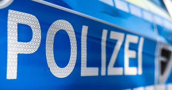 Unbekannte-spr-hen-Hakenkreuz-an-eine-Scheibe-in-Benningen