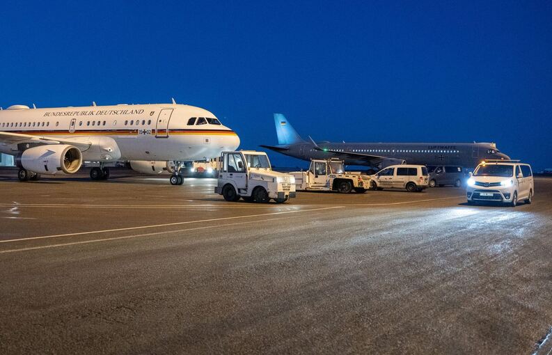 Regierungsmaschinen bei Zwischenstopp in Island