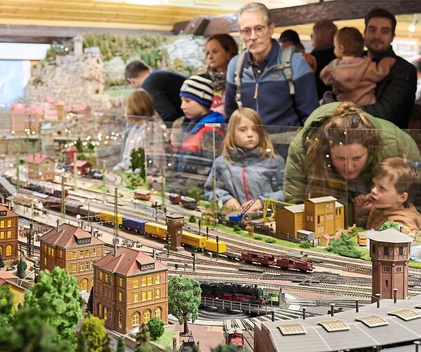 Detailgetreu nachgebaut werden Bahnhöfe und Landschaften.