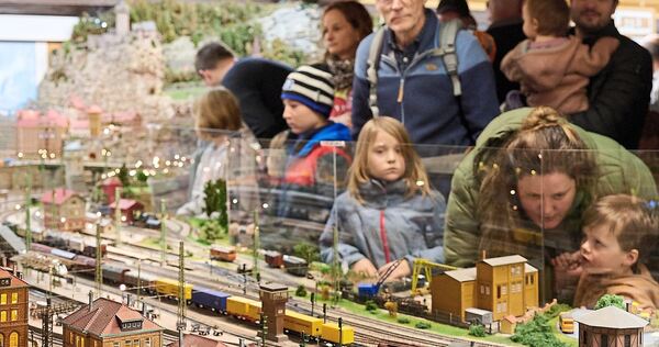 Detailgetreu nachgebaut werden Bahnhöfe und Landschaften.