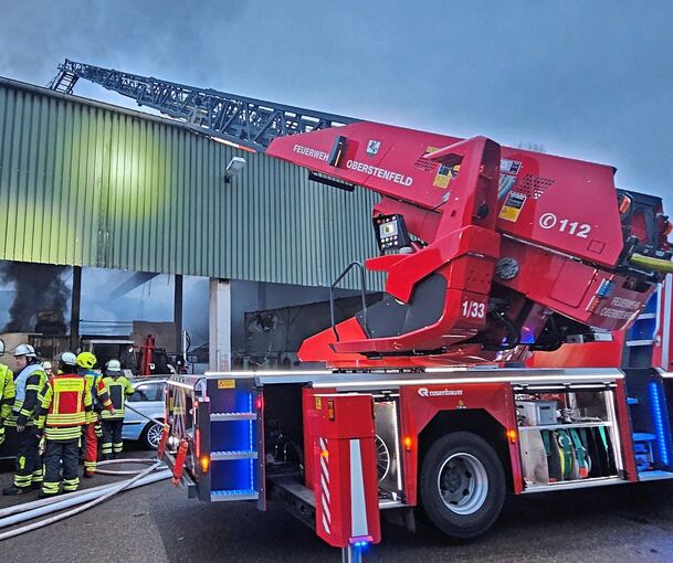 Der Zugang zum Brand im hinteren Teil der Lagerhalle war für die Feuerwehrleute alles andere als einfach.