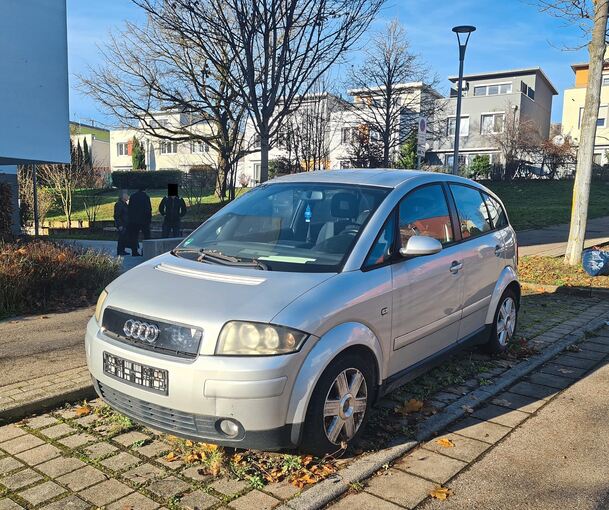 Mitte Dezember stand es noch, jetzt ist das Auto weg: Der Halter hat sich nach über einem Jahr seines Audi A2 am Sonnenberg erbarmt und ihn nach Hause in den Kreis Homburg geholt.