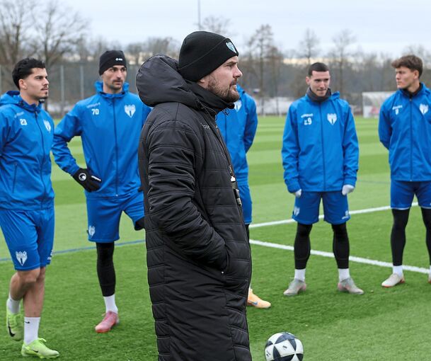 Es wird wieder ernst: Trainer Kushtrim Lushtaku (vorne) begrüßt die Freiberger Regionalliga-Profis zum Trainingsauftakt.