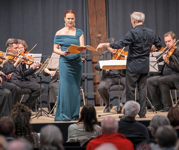 Schwerelose Spitzentöne: Juliane Brittain ist die Gesangssolistin beim Neujahrskonzert der SKB unter der Leitung von Peter Wallinger.