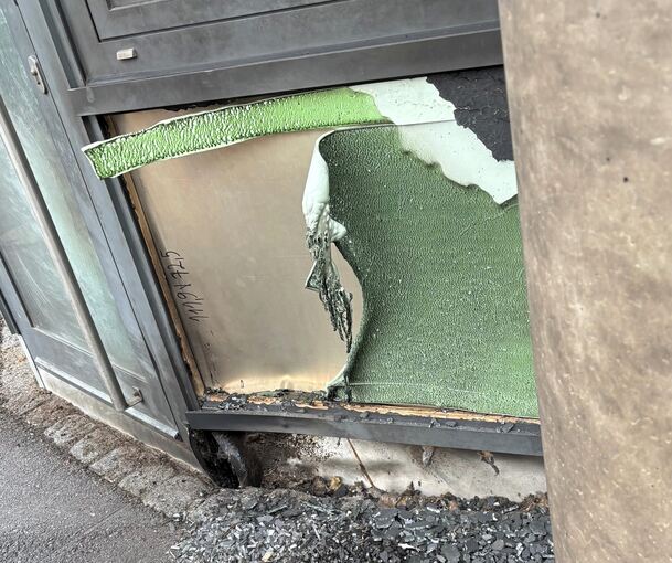 In der Nacht zum Montag hat es in der Hindenburgstraße gebrannt. Die Polizei prüft auch, ob es Zusammenhänge zu den Recherchen der Ermittlungsgruppe Frost gibt.