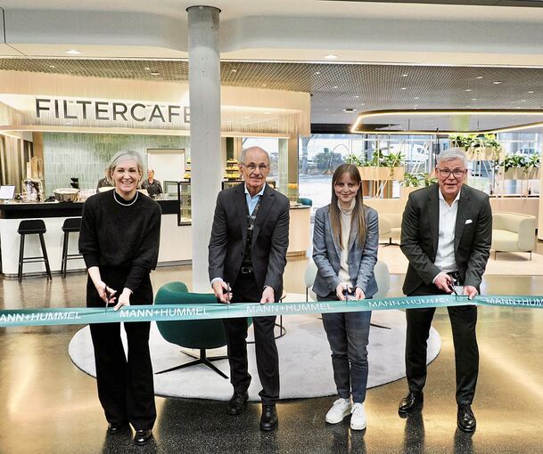 Mann+Hummel eröffnete am Montag den neuen Marktplatz im umgestalteten Foyer des Firmensitzes (von links): Personalchefin Helena Hofer, Caterer Karl Stollsteimer, Standortleiterin Vera Löwe und Chief Performance Officer Hanno Höhn.