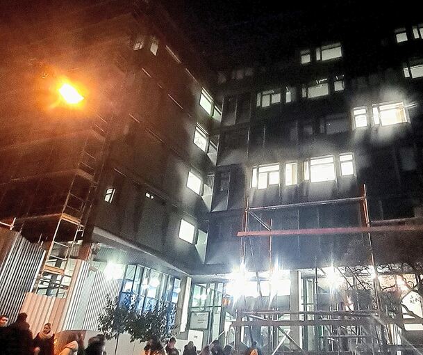 Bis in die späten Abendstunden dauert am Montag der Raserprozess am Landgericht Stuttgart. Am Ende geraten die Parteien – die Familie der Angeklagten wie die der getöteten jungen Frauen – noch laut aneinander und werden durch Justizbeamte getrennt.