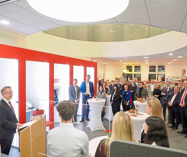 Vor 20 Monaten der Schock, am Montagabend die offizielle Wiedereröffnung: Heinz-Werner Schulte, Vorstandsvorsitzender der Kreissparkasse Ludwigsburg (links), spricht in der nach Geldautomatensprengungen umgebauten Gerlinger Filiale.