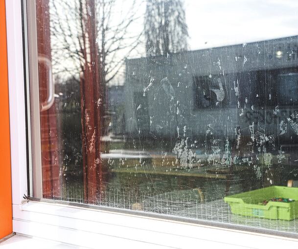 Ein Fenster der Kreuzäcker-Grundschule in Ottmarsheim: Auch hier könnten die Scheiben eine Reinigung vertragen.