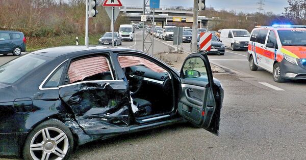 Auto-kracht-an-Autobahnauffahrt-Ludwigsburg-Nord-in-Gegenverkehr