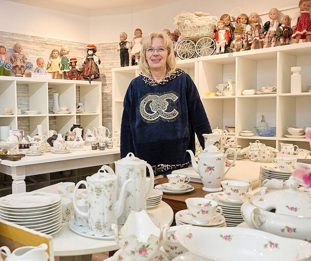 „Porzellan ist schon seit jeher eine Sammelleidenschaft von mir“: Monika Bauer in ihrem neuen Porzellanladen „Stil Art“.
