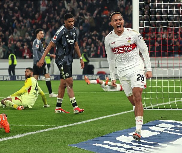 Letzter Torschrei in einem verrückten Fußballspiel: Nikolas Nartey (rechts) nach seinem ersten Bundesligatreffer.
