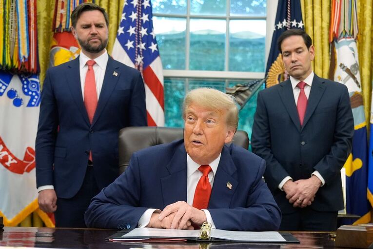 US-Präsident Donald Trump (M) mit JD Vance (l) und Marco Rubio