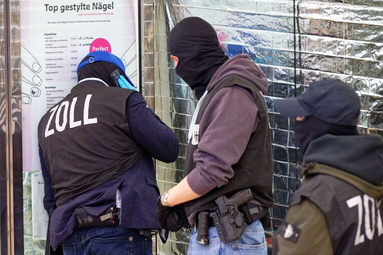 Großrazzia gegen Schwarzarbeit in Nagelstudios