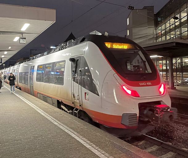 Einer der weiß-roten Züge auf seinem Weg von Würzburg über Heilbronn und Ludwigsburg (Foto) nach Stuttgart.