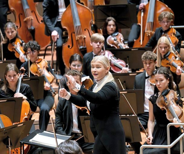 Die Dirigentin Anu Tali debütiert mit dem Bundesjugendorchester im Ludwigsburger Forum.