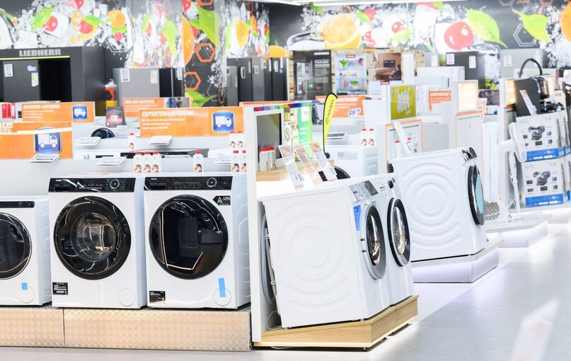 Waschmaschinen in einem Elektronikmarkt
