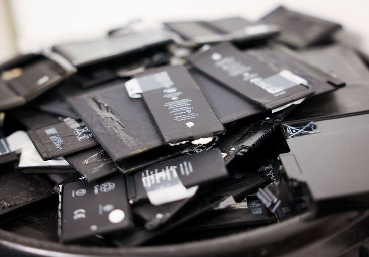 Alte Akkus von Smartphones und Tabletcomputern