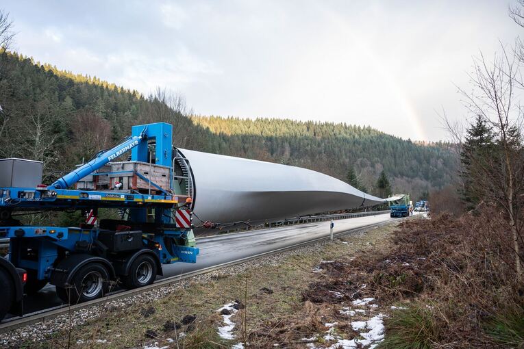 Unfall mit Schwertransporter - B294 gesperrt