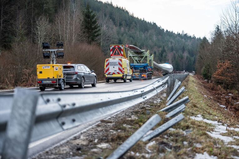 Unfall mit Schwertransporter - B294 gesperrt