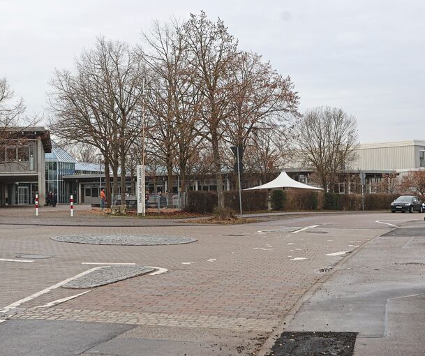 Der Kreisverkehr vor der Schule auf dem Laiern: Bei Schulbeginn und -schluss geht es hier oft chaotisch zu.