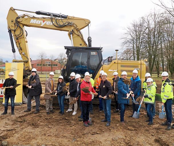 Gut gelaunt präsentierten sich die Mitglieder der Verwaltung, Baufirmen und des Gemeinderates beim ersten Spatenstich am Mittwoch.