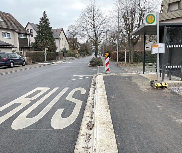 An beiden Haltestellen stoppt der Bus nun ohne große Lücke zum Bordstein direkt an der Straße, ebenso gibt es taktile Leitsysteme.